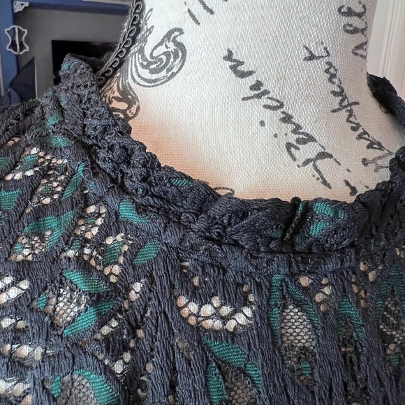 WHBM Black & Green High Neck lace shell blouse NWT Holiday Party flutter sleeve - Picture 9 of 14